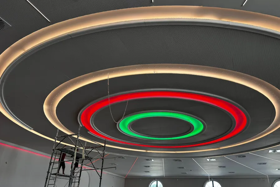 Tavan circular cu inele LED color, montaj comercial spectaculos